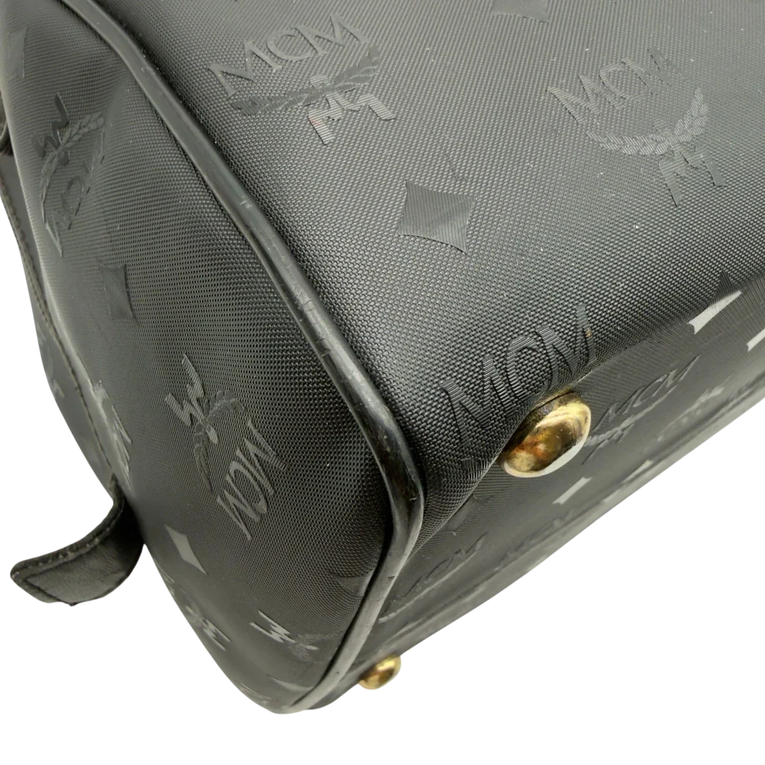 https://cdn.shopify.com/s/files/1/0564/9376/8855/files/MCM_Handtasche_Boston_35_vintage_mit_Umhangegurt_aus_PVC_schwarz_vintage7919.webp?v=1779969406