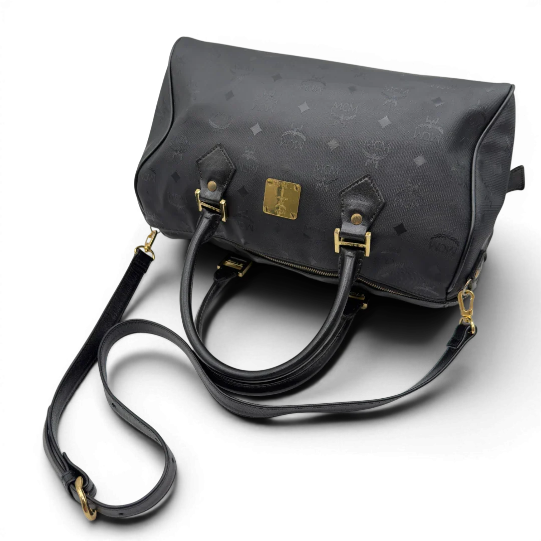 https://cdn.shopify.com/s/files/1/0564/9376/8855/files/MCM_Handtasche_Boston_35_vintage_mit_Umhangegurt_aus_PVC_schwarz_vintage7920.webp?v=1779969406