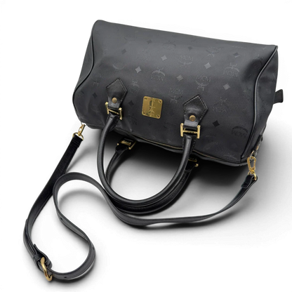 https://cdn.shopify.com/s/files/1/0564/9376/8855/files/MCM_Handtasche_Boston_35_vintage_mit_Umhangegurt_aus_PVC_schwarz_vintage7920.webp?v=1779969406