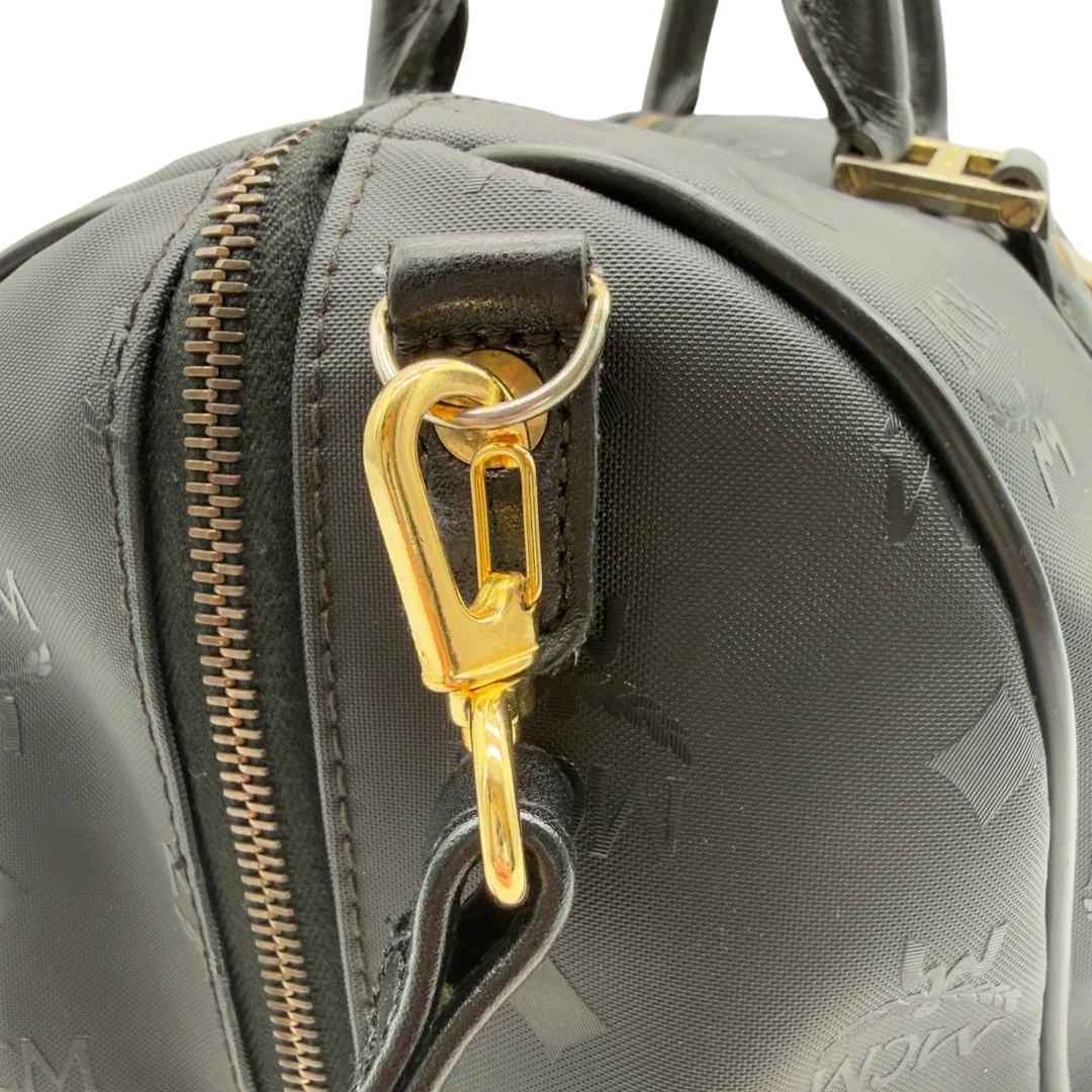 https://cdn.shopify.com/s/files/1/0564/9376/8855/files/MCM_Handtasche_Boston_35_vintage_mit_Umhangegurt_aus_PVC_schwarz_vintage7921.webp?v=1779969405