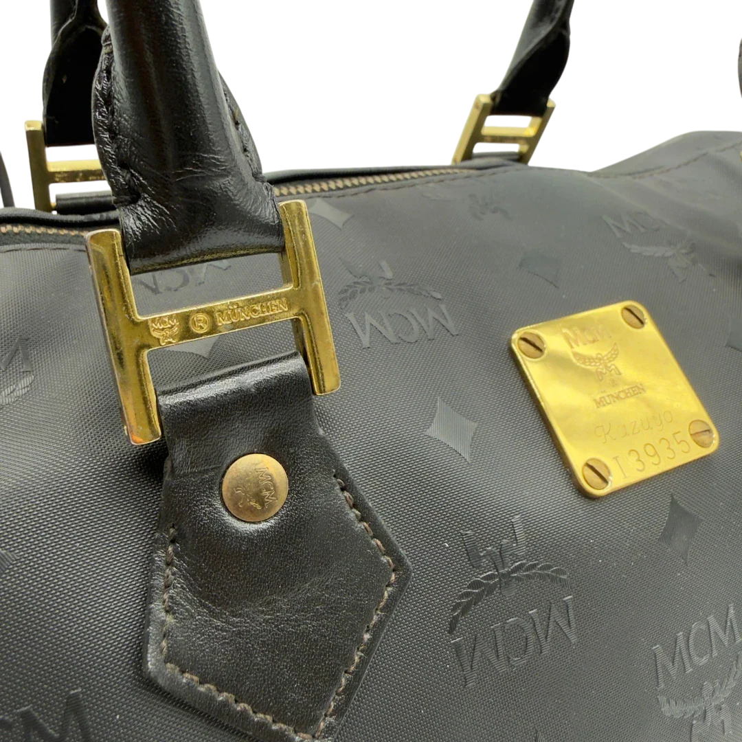 https://cdn.shopify.com/s/files/1/0564/9376/8855/files/MCM_Handtasche_Boston_35_vintage_mit_Umhangegurt_aus_PVC_schwarz_vintage7922.webp?v=1779969406