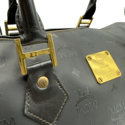 https://cdn.shopify.com/s/files/1/0564/9376/8855/files/MCM_Handtasche_Boston_35_vintage_mit_Umhangegurt_aus_PVC_schwarz_vintage7922.webp?v=1779969406