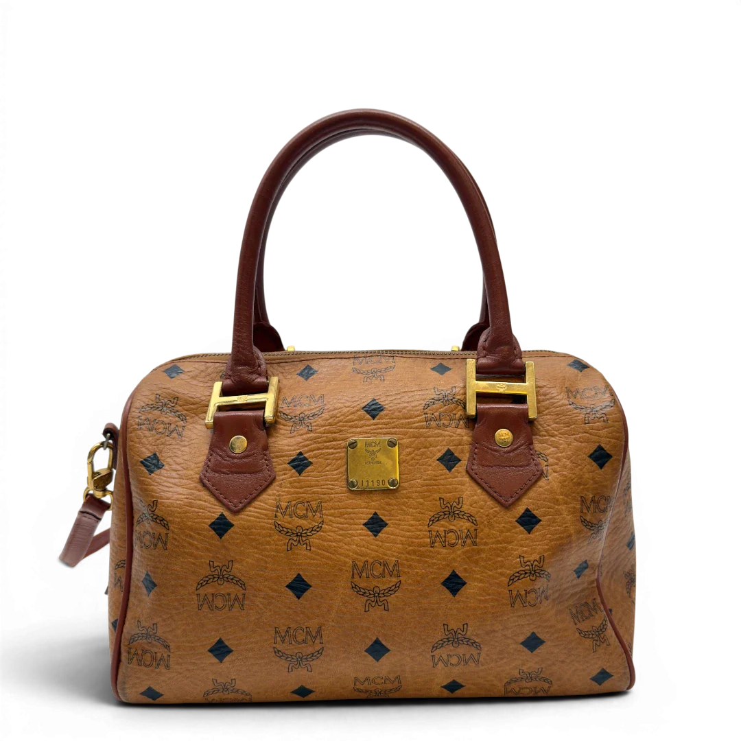https://cdn.shopify.com/s/files/1/0564/9376/8855/files/MCM_Handtasche_Boston_mit_Umhangegurt_visetos_braun_1.webp?v=1783514481
