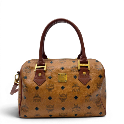 https://cdn.shopify.com/s/files/1/0564/9376/8855/files/MCM_Handtasche_Boston_mit_Umhangegurt_visetos_braun_1.webp?v=1783514481