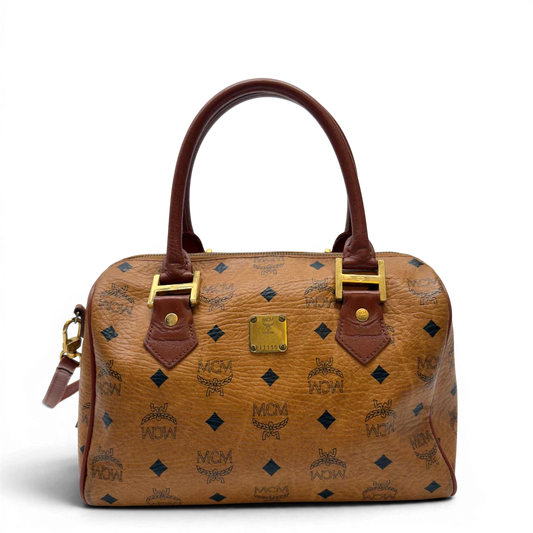 https://cdn.shopify.com/s/files/1/0564/9376/8855/files/MCM_Handtasche_Boston_mit_Umhangegurt_visetos_braun_1.webp?v=1783514481