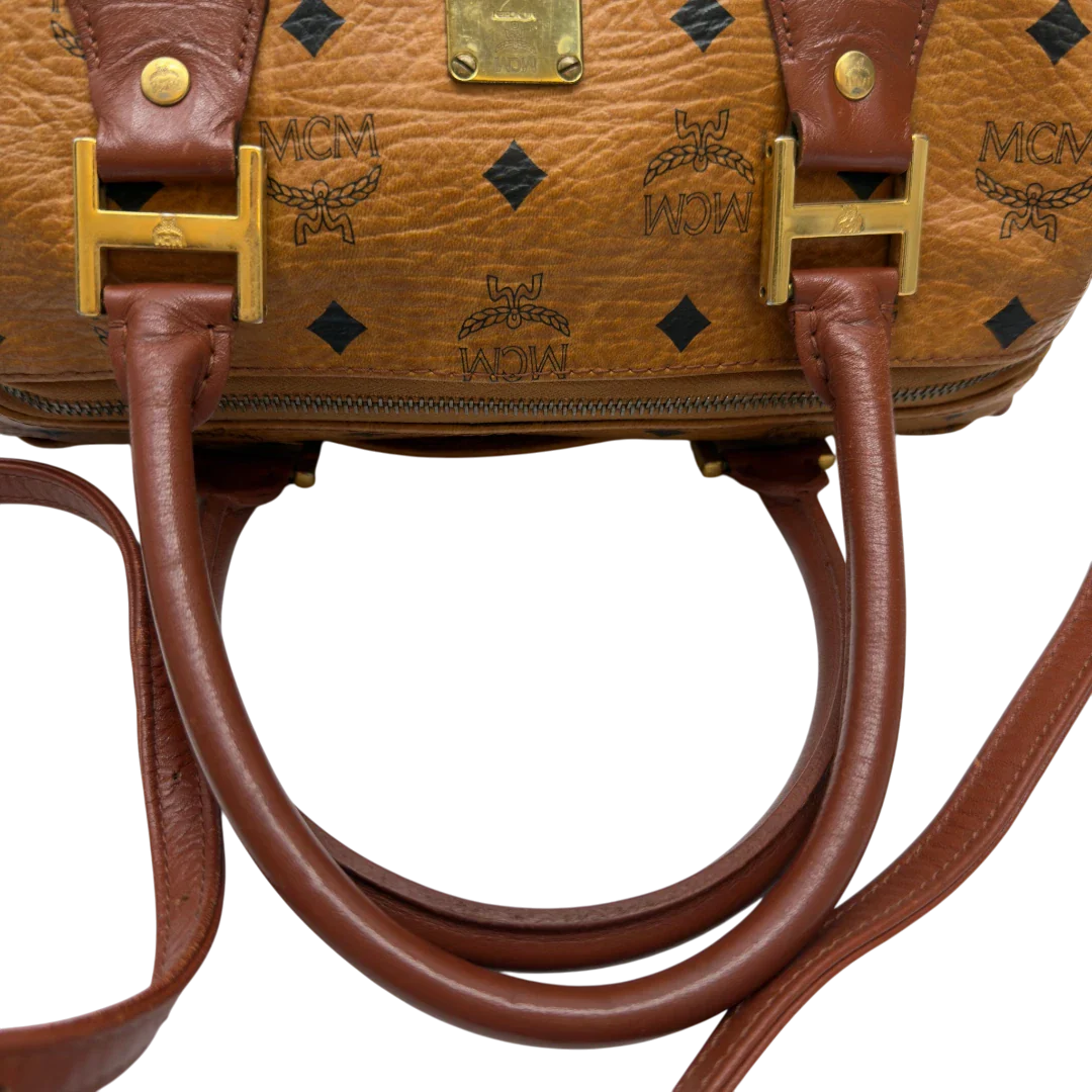 https://cdn.shopify.com/s/files/1/0564/9376/8855/files/MCM_Handtasche_Boston_mit_Umhangegurt_visetos_braun_10.webp?v=1783514481