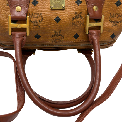 https://cdn.shopify.com/s/files/1/0564/9376/8855/files/MCM_Handtasche_Boston_mit_Umhangegurt_visetos_braun_10.webp?v=1783514481