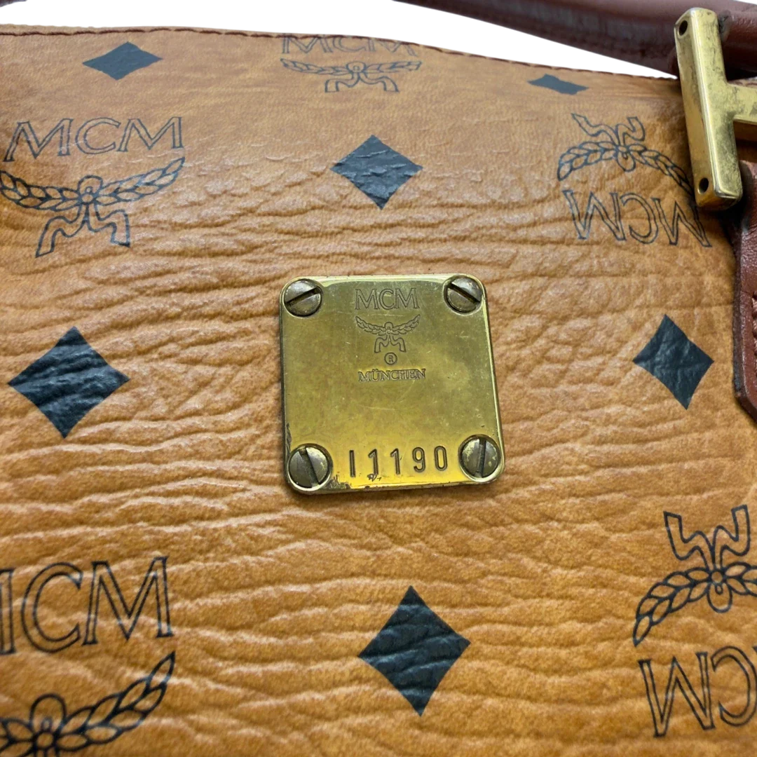 https://cdn.shopify.com/s/files/1/0564/9376/8855/files/MCM_Handtasche_Boston_mit_Umhangegurt_visetos_braun_12.webp?v=1783514481
