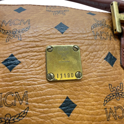 https://cdn.shopify.com/s/files/1/0564/9376/8855/files/MCM_Handtasche_Boston_mit_Umhangegurt_visetos_braun_12.webp?v=1783514481