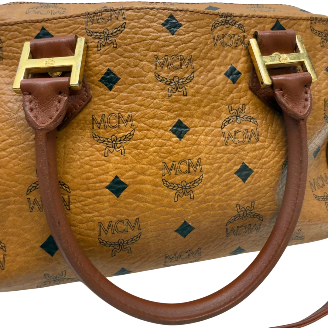 https://cdn.shopify.com/s/files/1/0564/9376/8855/files/MCM_Handtasche_Boston_mit_Umhangegurt_visetos_braun_13.webp?v=1783514481