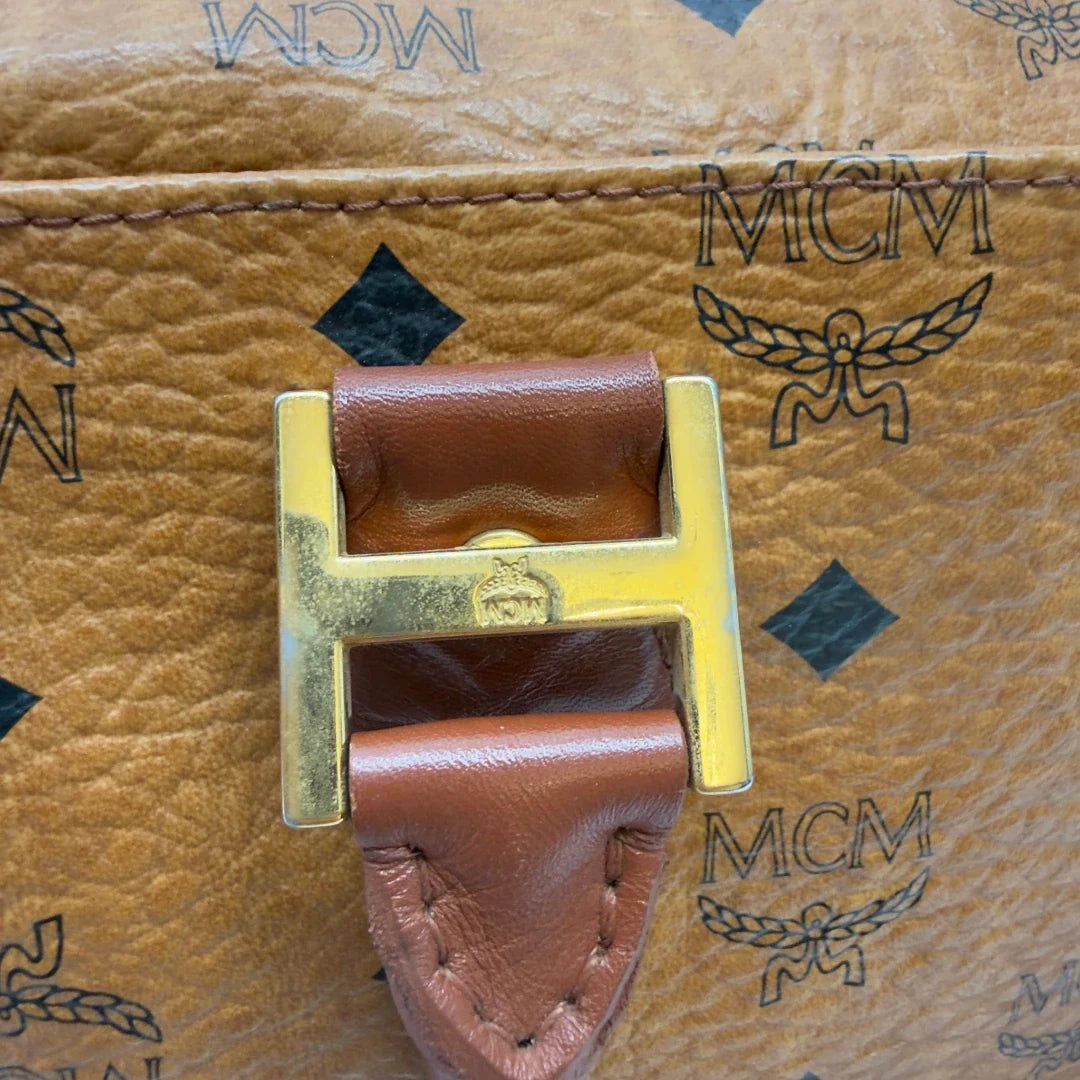 https://cdn.shopify.com/s/files/1/0564/9376/8855/files/MCM_Handtasche_Boston_mit_Umhangegurt_visetos_braun_14.webp?v=1783514481