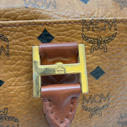 https://cdn.shopify.com/s/files/1/0564/9376/8855/files/MCM_Handtasche_Boston_mit_Umhangegurt_visetos_braun_14.webp?v=1783514481