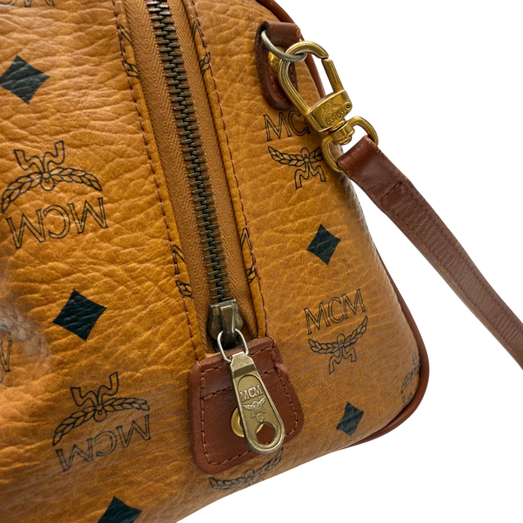 https://cdn.shopify.com/s/files/1/0564/9376/8855/files/MCM_Handtasche_Boston_mit_Umhangegurt_visetos_braun_18.webp?v=1783514481