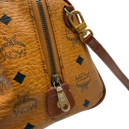 https://cdn.shopify.com/s/files/1/0564/9376/8855/files/MCM_Handtasche_Boston_mit_Umhangegurt_visetos_braun_18.webp?v=1783514481