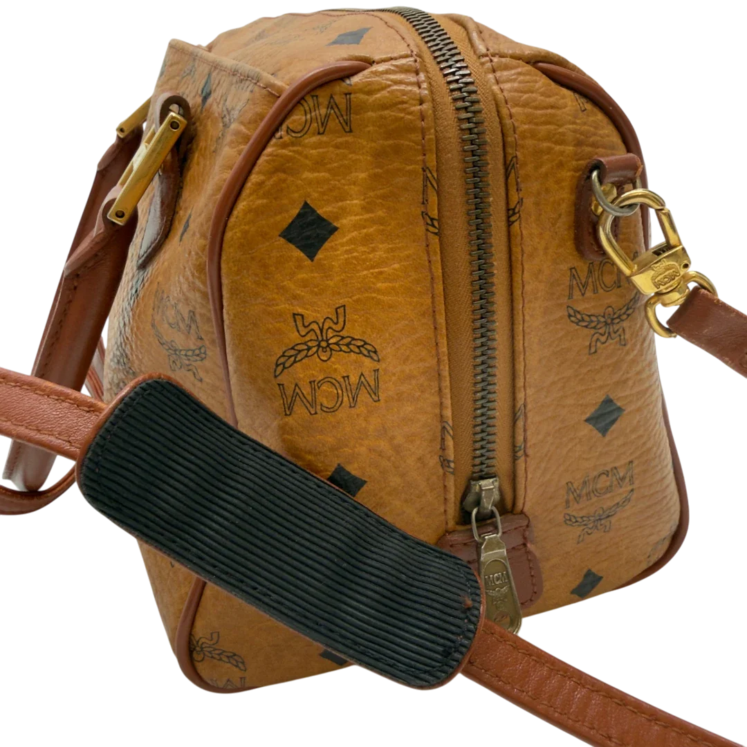 https://cdn.shopify.com/s/files/1/0564/9376/8855/files/MCM_Handtasche_Boston_mit_Umhangegurt_visetos_braun_19.webp?v=1783514481