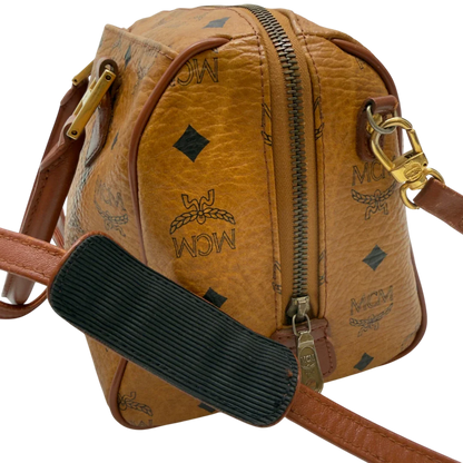 https://cdn.shopify.com/s/files/1/0564/9376/8855/files/MCM_Handtasche_Boston_mit_Umhangegurt_visetos_braun_19.webp?v=1783514481