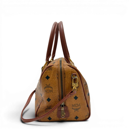 https://cdn.shopify.com/s/files/1/0564/9376/8855/files/MCM_Handtasche_Boston_mit_Umhangegurt_visetos_braun_2.webp?v=1783514480
