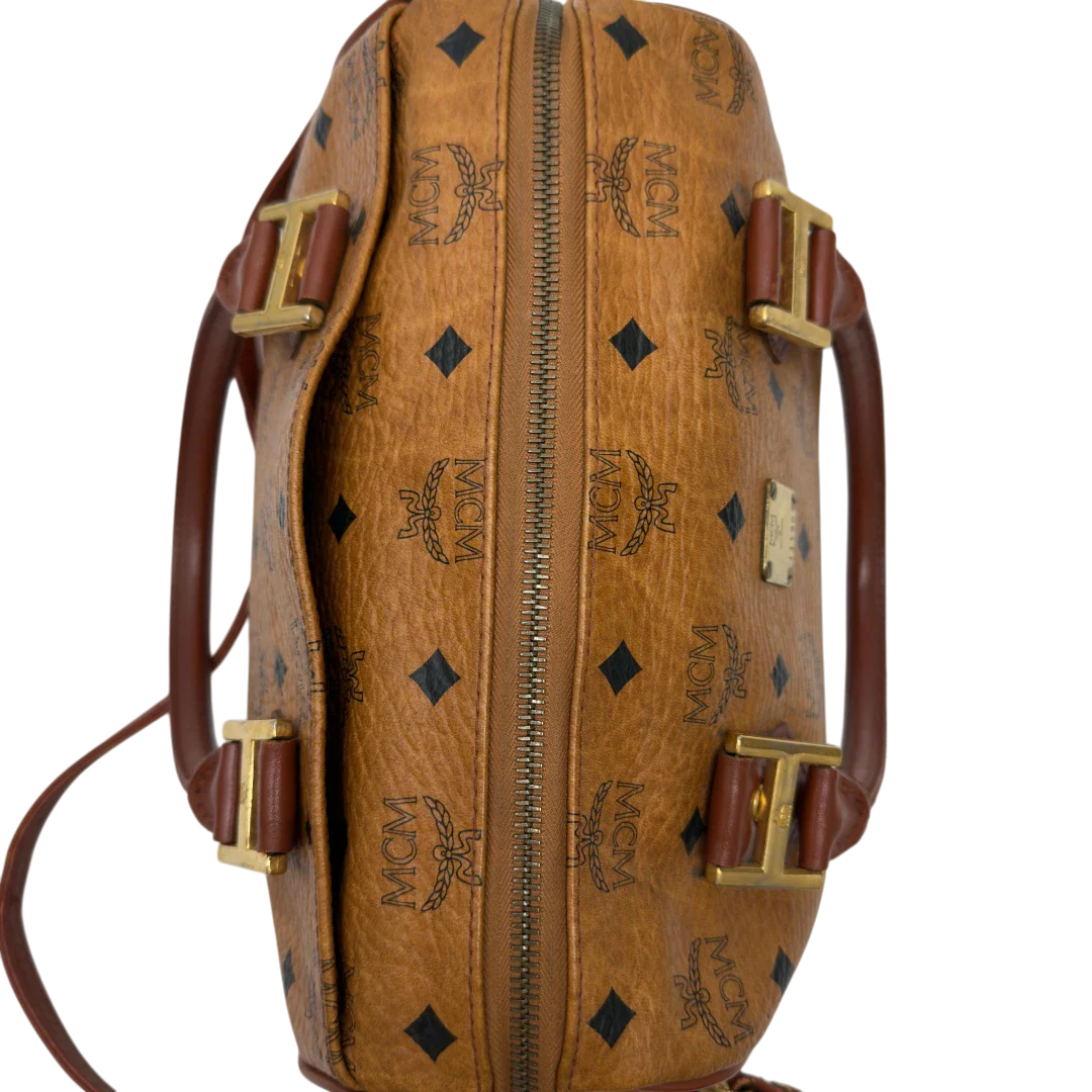 https://cdn.shopify.com/s/files/1/0564/9376/8855/files/MCM_Handtasche_Boston_mit_Umhangegurt_visetos_braun_20.webp?v=1783514481