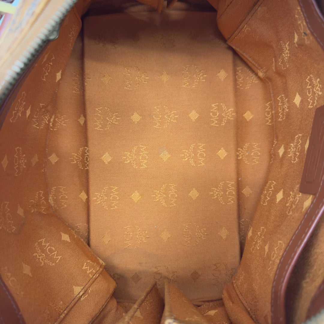 https://cdn.shopify.com/s/files/1/0564/9376/8855/files/MCM_Handtasche_Boston_mit_Umhangegurt_visetos_braun_21.webp?v=1783514481