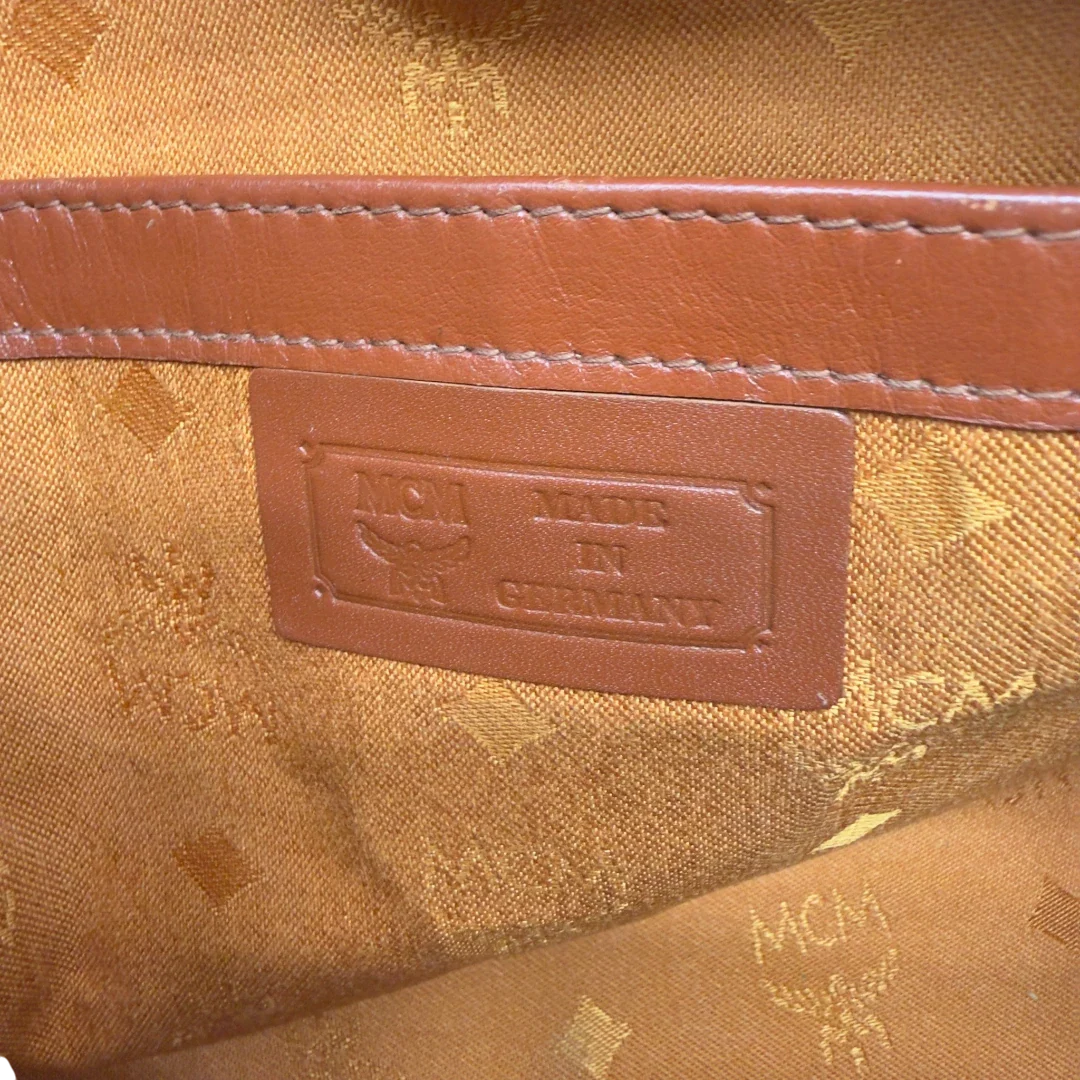 https://cdn.shopify.com/s/files/1/0564/9376/8855/files/MCM_Handtasche_Boston_mit_Umhangegurt_visetos_braun_22.webp?v=1783514481