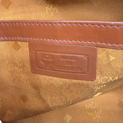 https://cdn.shopify.com/s/files/1/0564/9376/8855/files/MCM_Handtasche_Boston_mit_Umhangegurt_visetos_braun_22.webp?v=1783514481