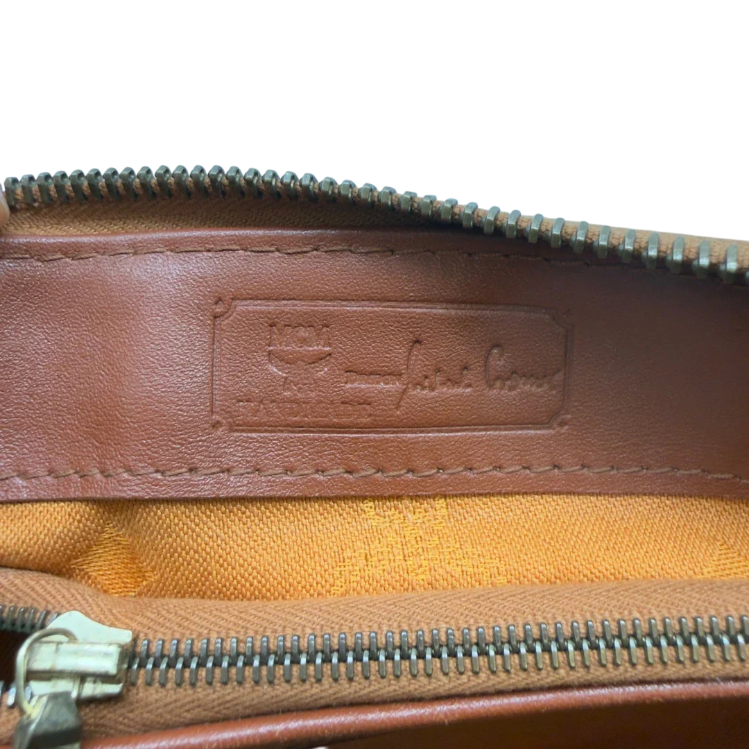 https://cdn.shopify.com/s/files/1/0564/9376/8855/files/MCM_Handtasche_Boston_mit_Umhangegurt_visetos_braun_23.webp?v=1783514481