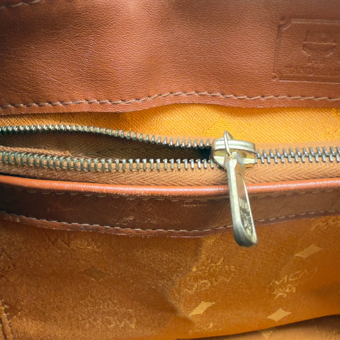 https://cdn.shopify.com/s/files/1/0564/9376/8855/files/MCM_Handtasche_Boston_mit_Umhangegurt_visetos_braun_24.webp?v=1783514481