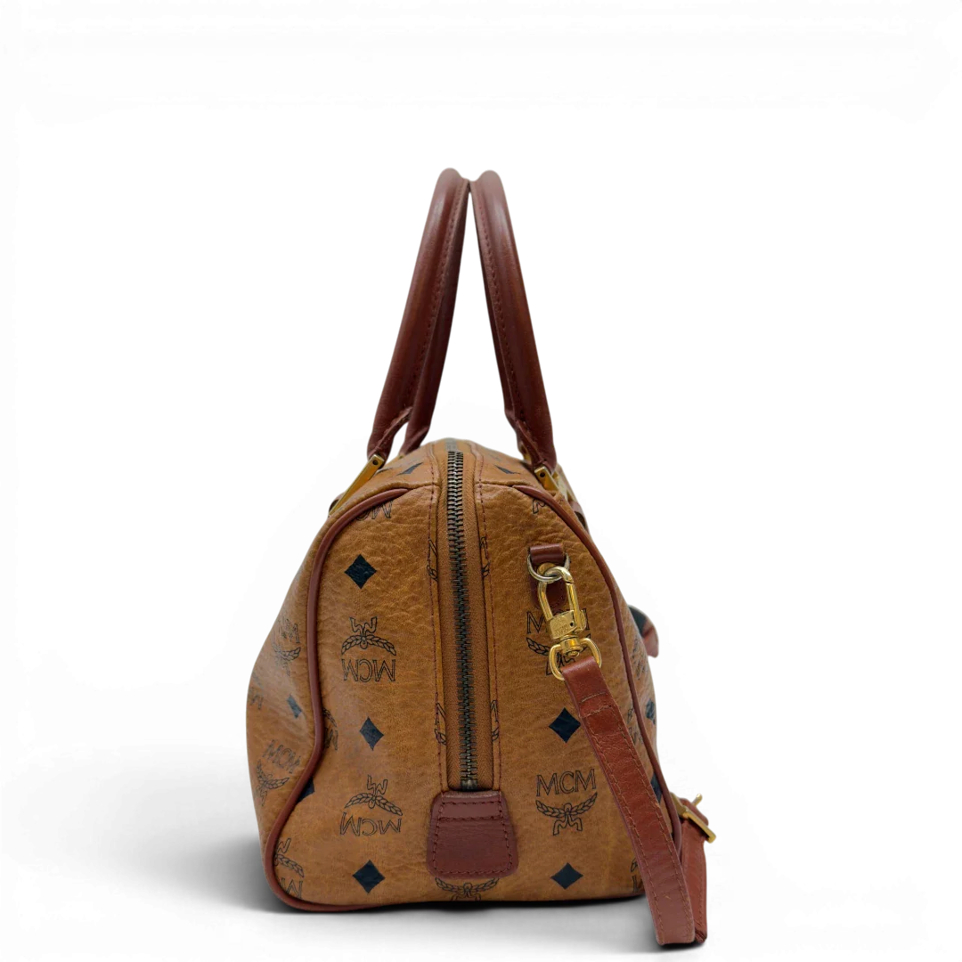 https://cdn.shopify.com/s/files/1/0564/9376/8855/files/MCM_Handtasche_Boston_mit_Umhangegurt_visetos_braun_3.webp?v=1783514481