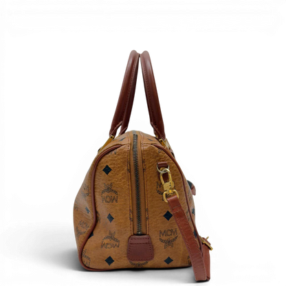 https://cdn.shopify.com/s/files/1/0564/9376/8855/files/MCM_Handtasche_Boston_mit_Umhangegurt_visetos_braun_3.webp?v=1783514481