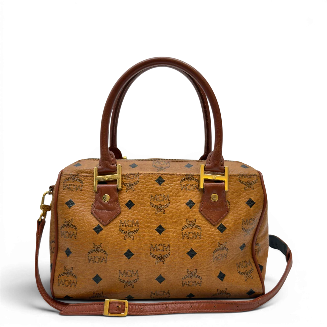 https://cdn.shopify.com/s/files/1/0564/9376/8855/files/MCM_Handtasche_Boston_mit_Umhangegurt_visetos_braun_4.webp?v=1783514481