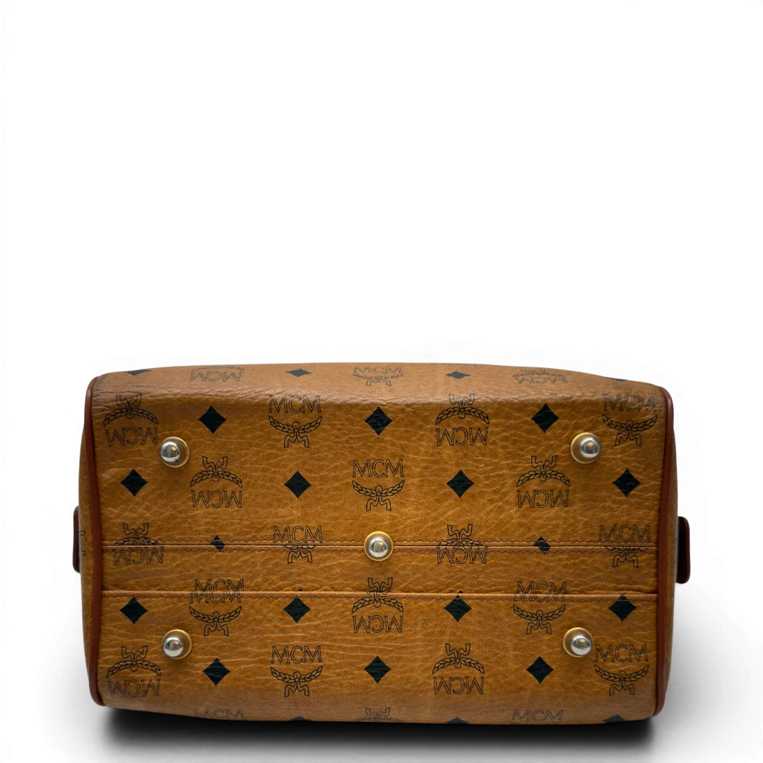 https://cdn.shopify.com/s/files/1/0564/9376/8855/files/MCM_Handtasche_Boston_mit_Umhangegurt_visetos_braun_5.webp?v=1783514481