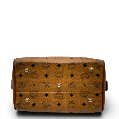 https://cdn.shopify.com/s/files/1/0564/9376/8855/files/MCM_Handtasche_Boston_mit_Umhangegurt_visetos_braun_5.webp?v=1783514481