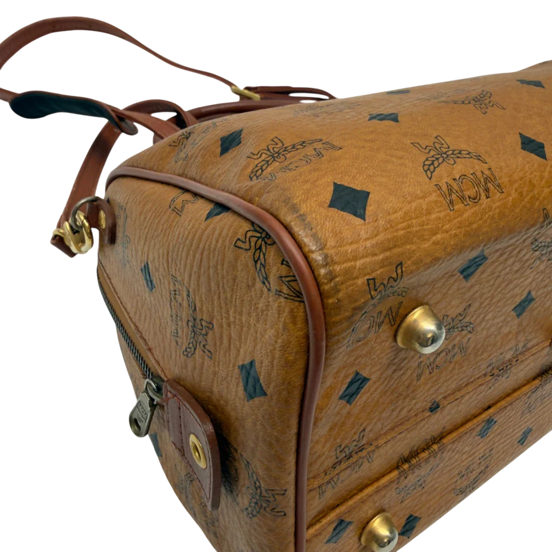https://cdn.shopify.com/s/files/1/0564/9376/8855/files/MCM_Handtasche_Boston_mit_Umhangegurt_visetos_braun_6.webp?v=1783514481