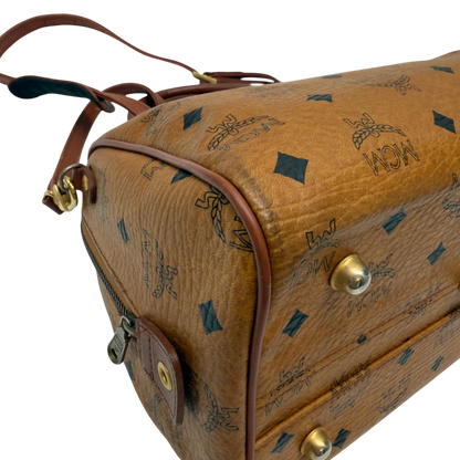 https://cdn.shopify.com/s/files/1/0564/9376/8855/files/MCM_Handtasche_Boston_mit_Umhangegurt_visetos_braun_6.webp?v=1783514481