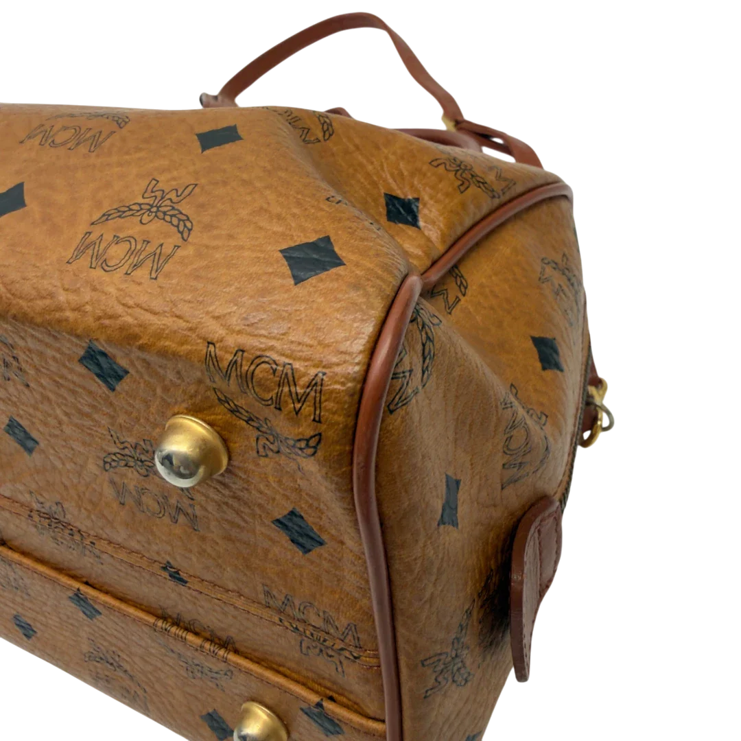 https://cdn.shopify.com/s/files/1/0564/9376/8855/files/MCM_Handtasche_Boston_mit_Umhangegurt_visetos_braun_7.webp?v=1783514480