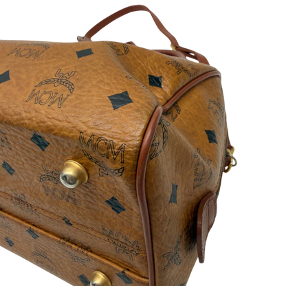 https://cdn.shopify.com/s/files/1/0564/9376/8855/files/MCM_Handtasche_Boston_mit_Umhangegurt_visetos_braun_7.webp?v=1783514480