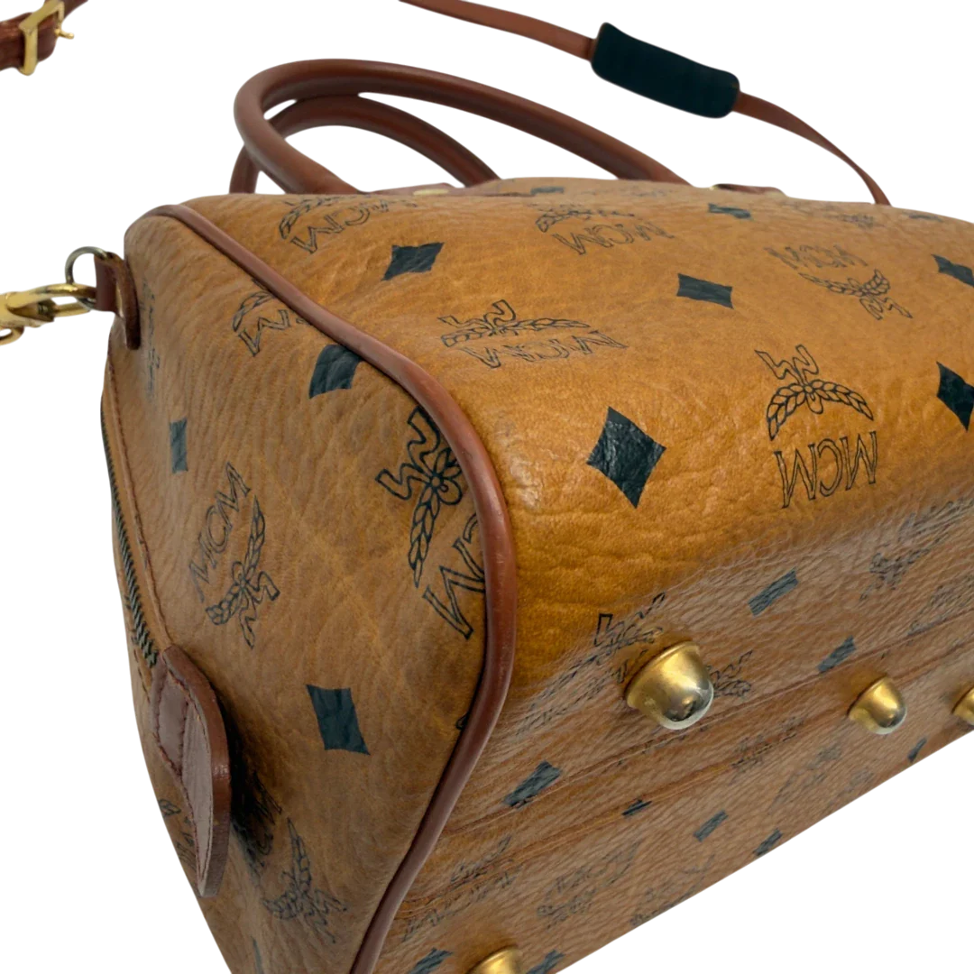https://cdn.shopify.com/s/files/1/0564/9376/8855/files/MCM_Handtasche_Boston_mit_Umhangegurt_visetos_braun_8.webp?v=1783514481
