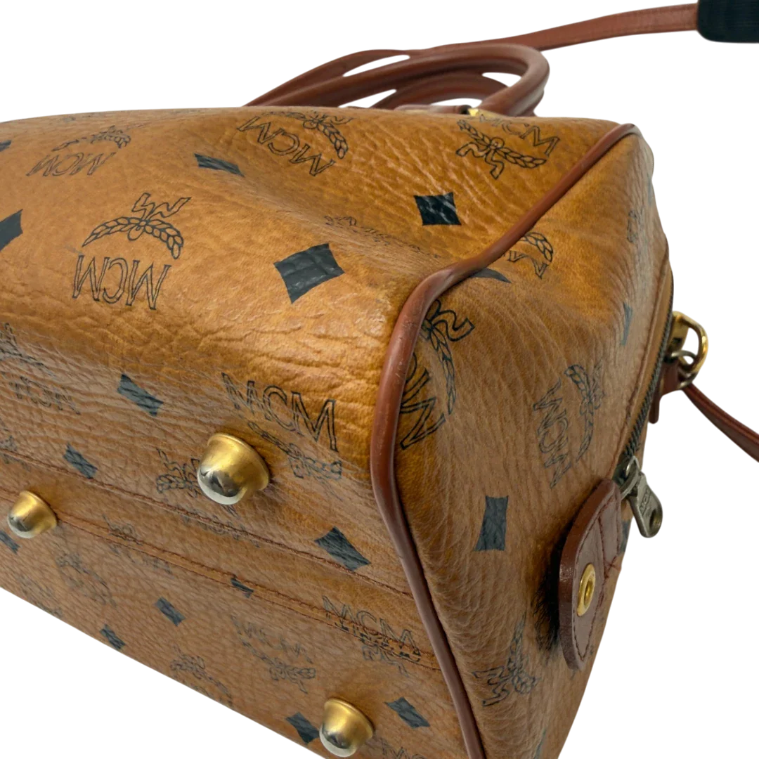 https://cdn.shopify.com/s/files/1/0564/9376/8855/files/MCM_Handtasche_Boston_mit_Umhangegurt_visetos_braun_9.webp?v=1783514481