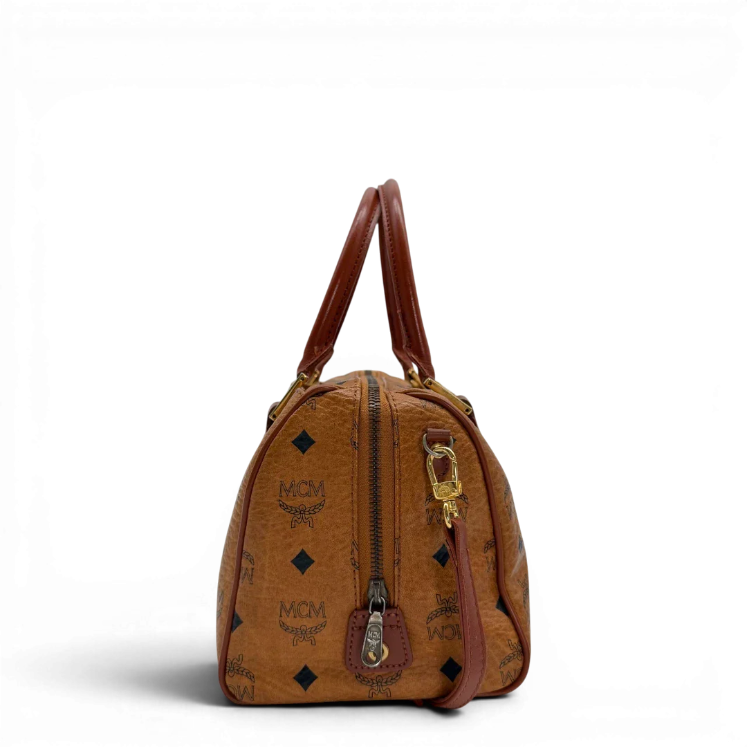 https://cdn.shopify.com/s/files/1/0564/9376/8855/files/MCM_Handtasche_Boston_vintage_mit_Umhangegurt_visetos_braun_vintage6383.webp?v=1778674043