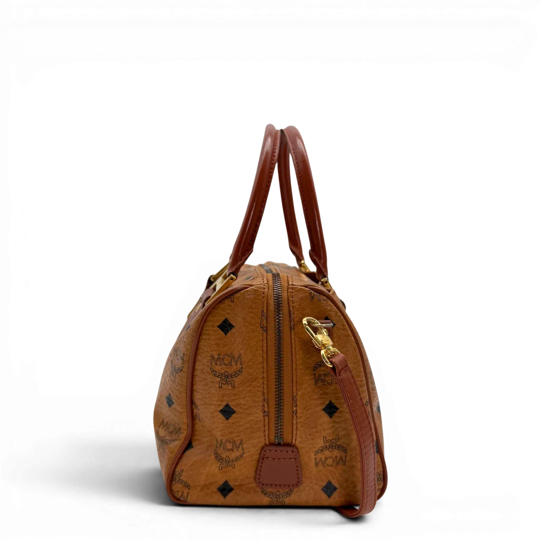 https://cdn.shopify.com/s/files/1/0564/9376/8855/files/MCM_Handtasche_Boston_vintage_mit_Umhangegurt_visetos_braun_vintage6384.webp?v=1778674043