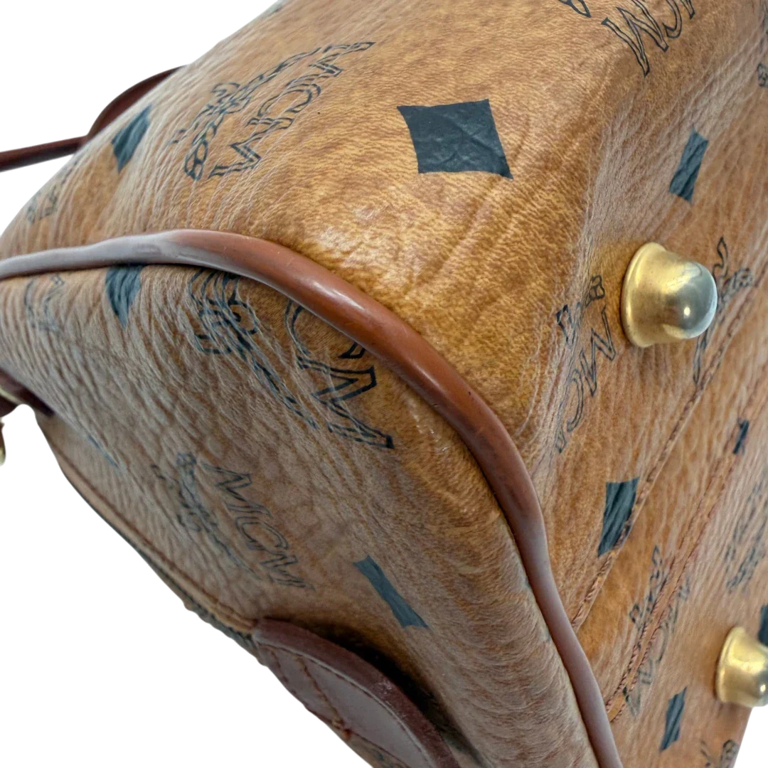 https://cdn.shopify.com/s/files/1/0564/9376/8855/files/MCM_Handtasche_Boston_vintage_mit_Umhangegurt_visetos_braun_vintage6388.webp?v=1778674043
