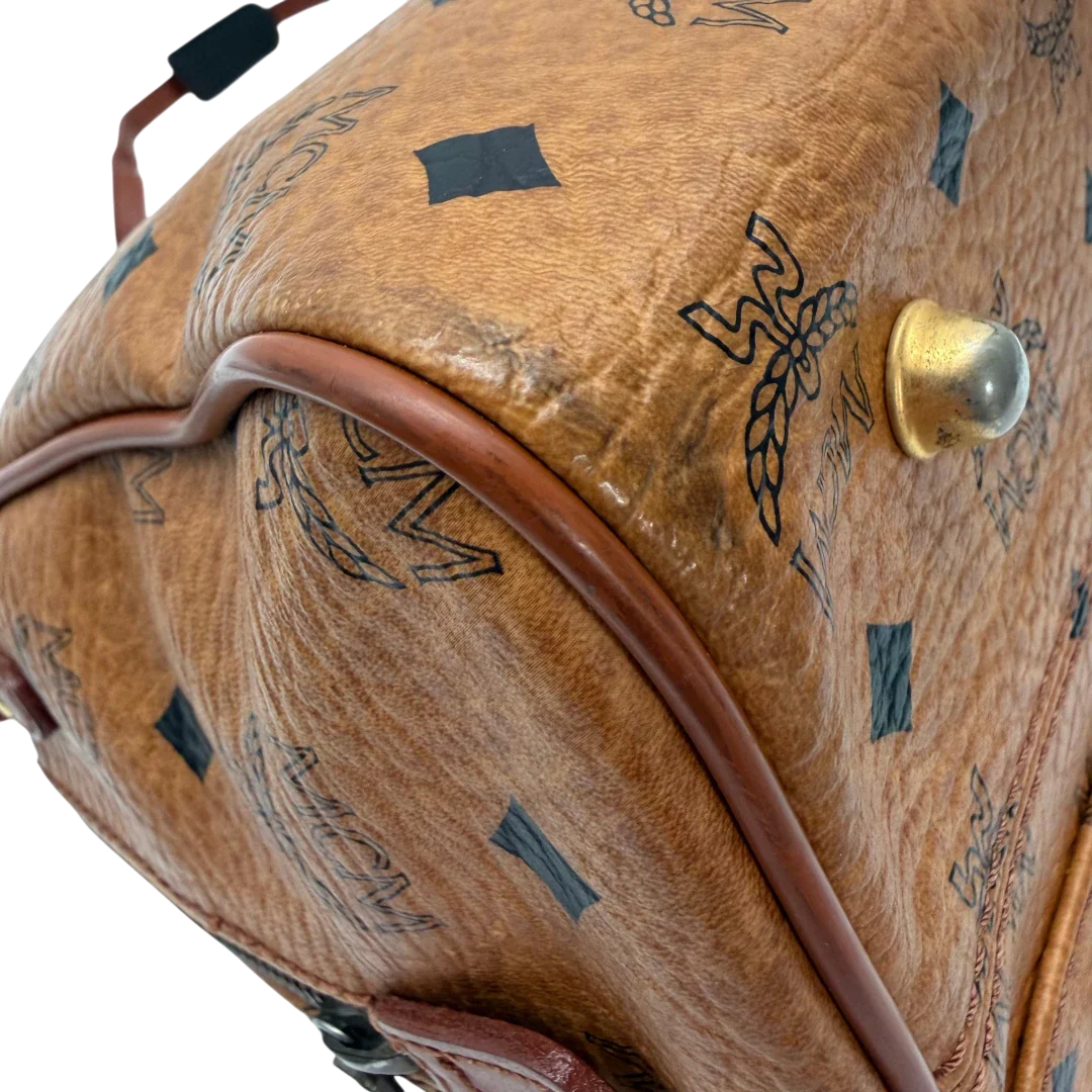 https://cdn.shopify.com/s/files/1/0564/9376/8855/files/MCM_Handtasche_Boston_vintage_mit_Umhangegurt_visetos_braun_vintage6390.webp?v=1778674043