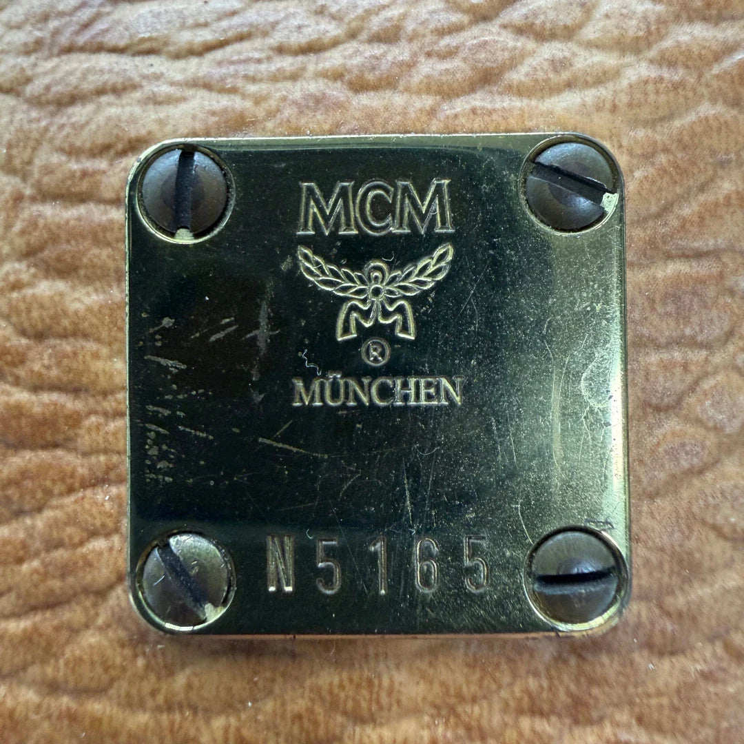https://cdn.shopify.com/s/files/1/0564/9376/8855/files/MCM_Handtasche_Boston_vintage_mit_Umhangegurt_visetos_braun_vintage6392.webp?v=1778674043