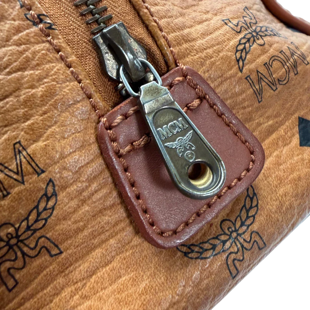 https://cdn.shopify.com/s/files/1/0564/9376/8855/files/MCM_Handtasche_Boston_vintage_mit_Umhangegurt_visetos_braun_vintage6394.webp?v=1778674043