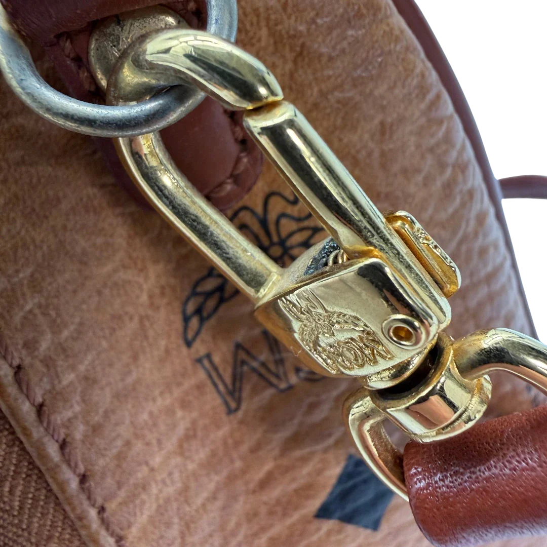 https://cdn.shopify.com/s/files/1/0564/9376/8855/files/MCM_Handtasche_Boston_vintage_mit_Umhangegurt_visetos_braun_vintage6395.webp?v=1778674043
