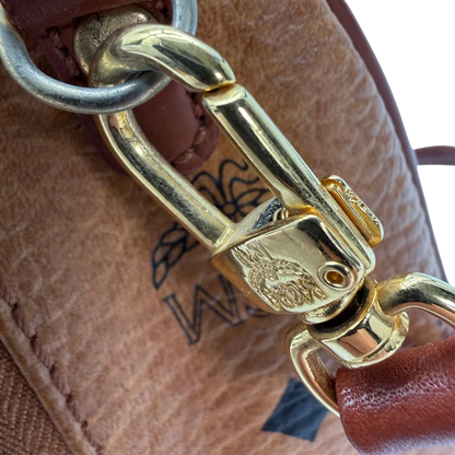 https://cdn.shopify.com/s/files/1/0564/9376/8855/files/MCM_Handtasche_Boston_vintage_mit_Umhangegurt_visetos_braun_vintage6395.webp?v=1778674043