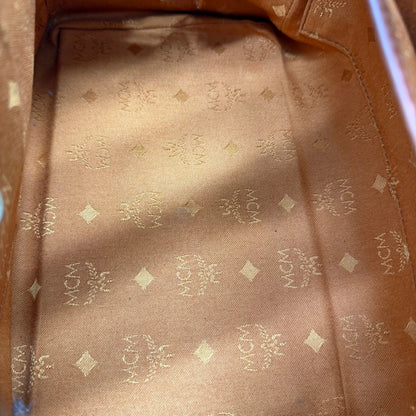 https://cdn.shopify.com/s/files/1/0564/9376/8855/files/MCM_Handtasche_Boston_vintage_mit_Umhangegurt_visetos_braun_vintage6396.webp?v=1778674043