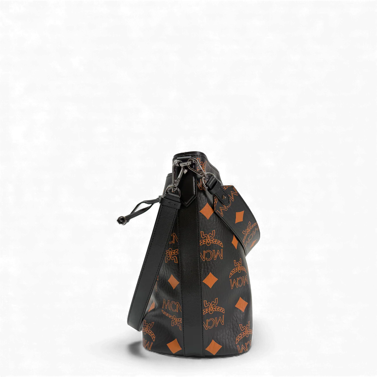 https://cdn.shopify.com/s/files/1/0564/9376/8855/files/MCM_Handtasche_Bucket_Dessau_Maxi_visetos_schwarz___orange_vintage_handbag2976.webp?v=1764858045