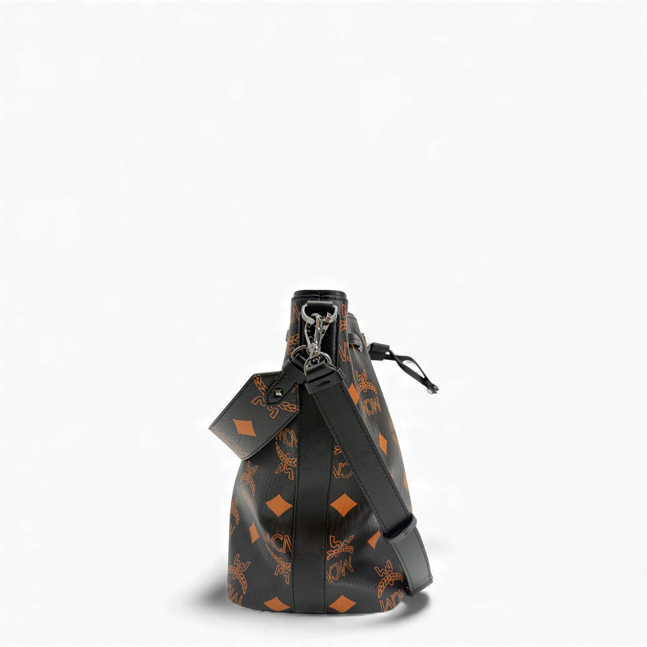 https://cdn.shopify.com/s/files/1/0564/9376/8855/files/MCM_Handtasche_Bucket_Dessau_Maxi_visetos_schwarz___orange_vintage_handbag2977.webp?v=1764858044