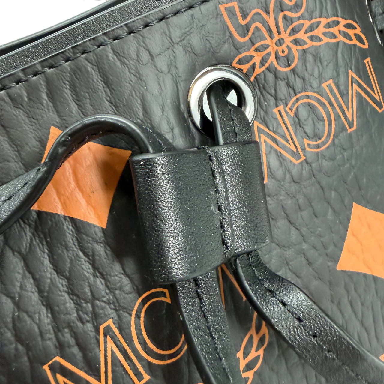 https://cdn.shopify.com/s/files/1/0564/9376/8855/files/MCM_Handtasche_Bucket_Dessau_Maxi_visetos_schwarz___orange_vintage_handbag2984.webp?v=1764858046